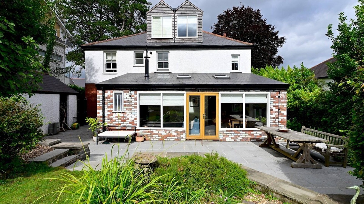Radyr and Morganstown House | Pass the Keys | 4-Bedroom Retreat in Radyr w/Lush Gardens & Parking
