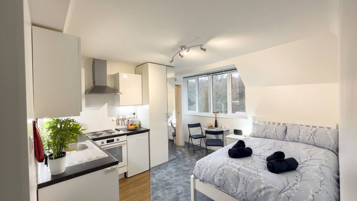 Amersham Apartment | Pass the Keys |Amersham Station Road Studio