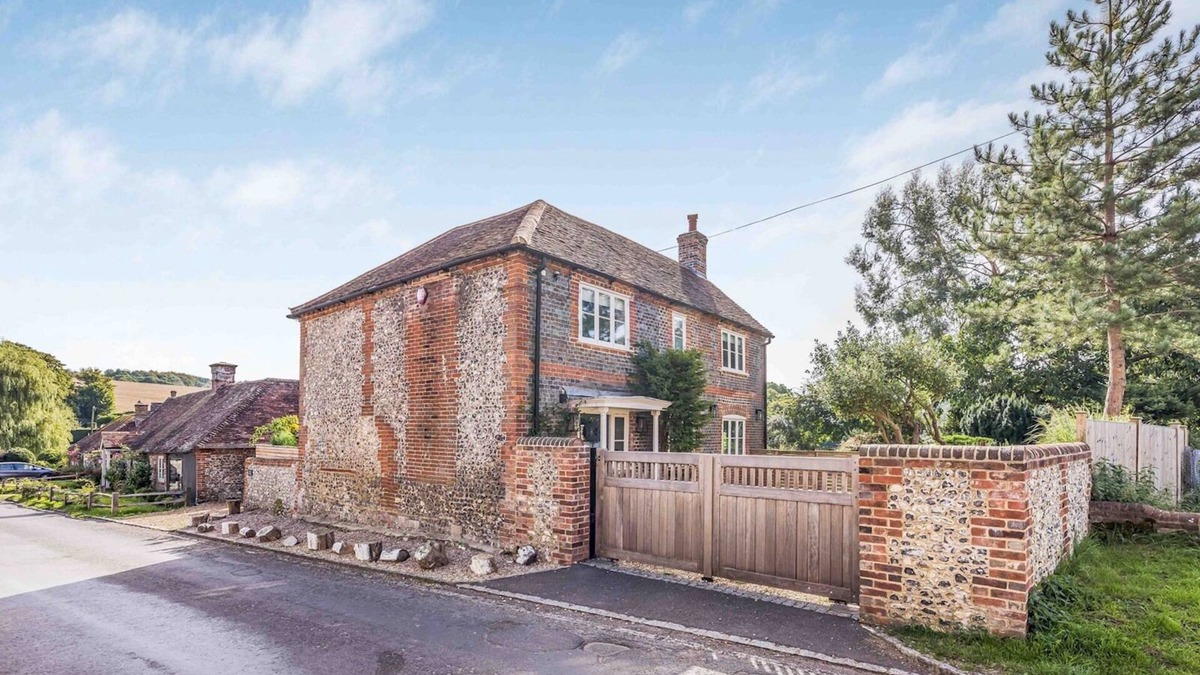 Chichester House | Pass the Keys | Beautiful Cottage In South Downs