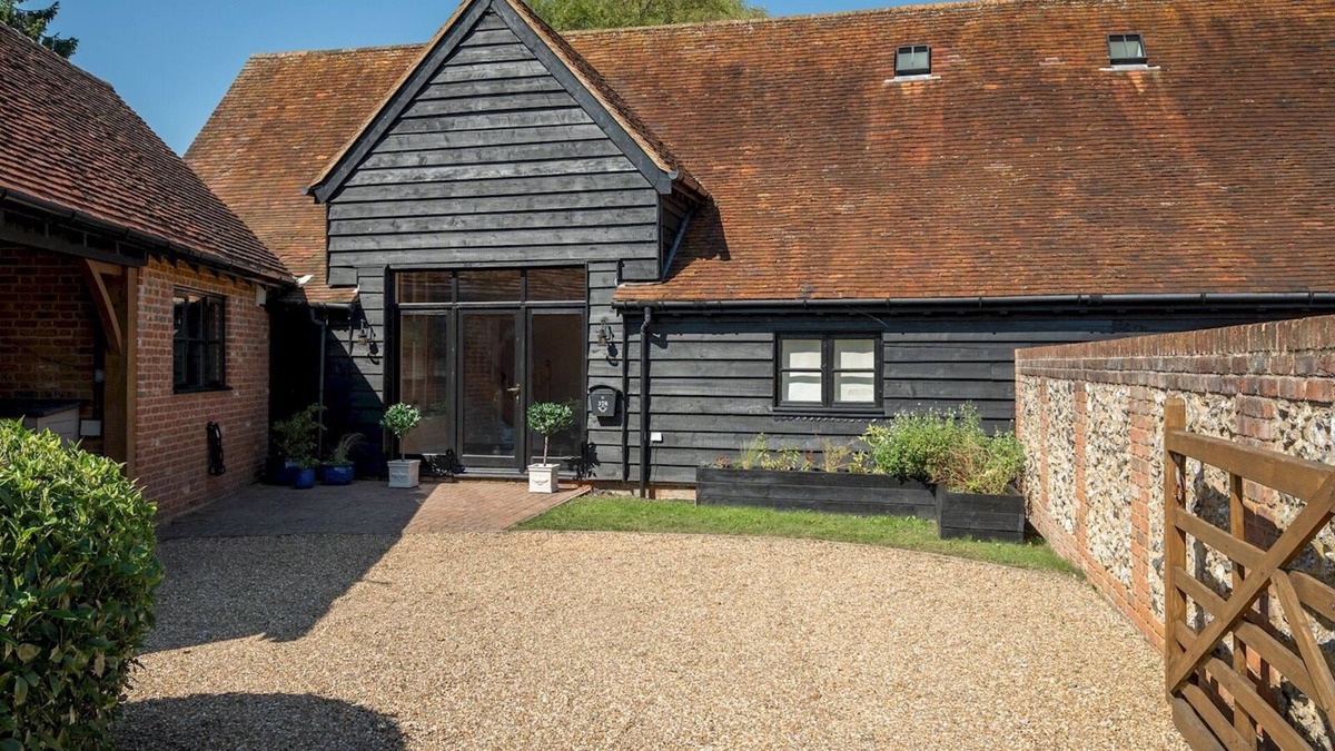 Lacey Green House | Pass the Keys | Bradenham Barn in The Chiltern Hills