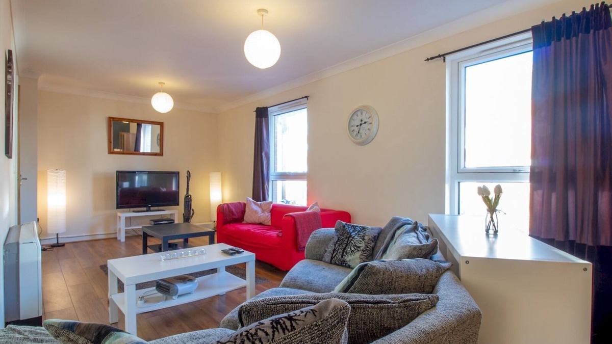 Muirhouse Apartment | Pass the Keys | Bright & Spacious 4 bedroom Suburban Home!