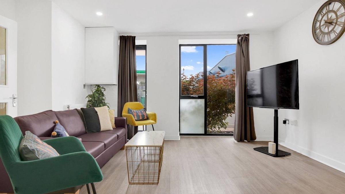 Canning Town House | Pass the Keys | Canning Town + ExCel Centre + Balcony