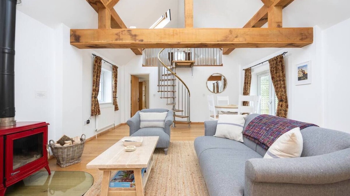 South Chailey House | Pass the Keys | Character two bed with free parking