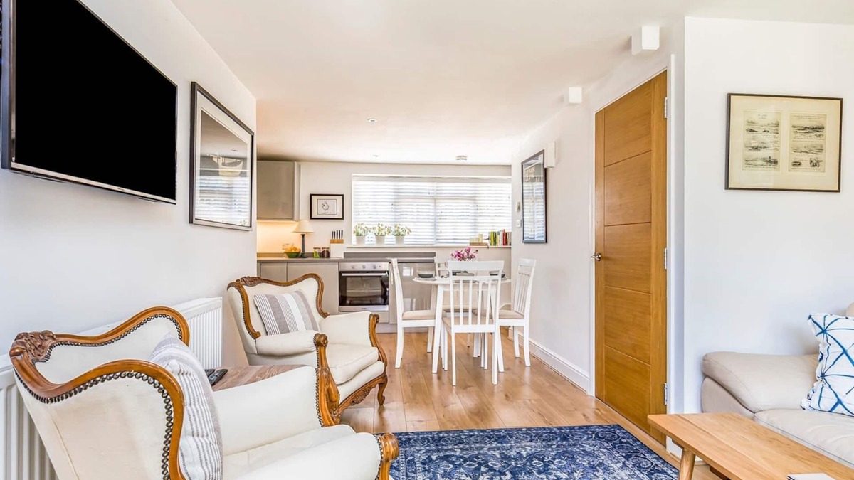 Funtington House | Pass the Keys | Charming Cottage with Garden