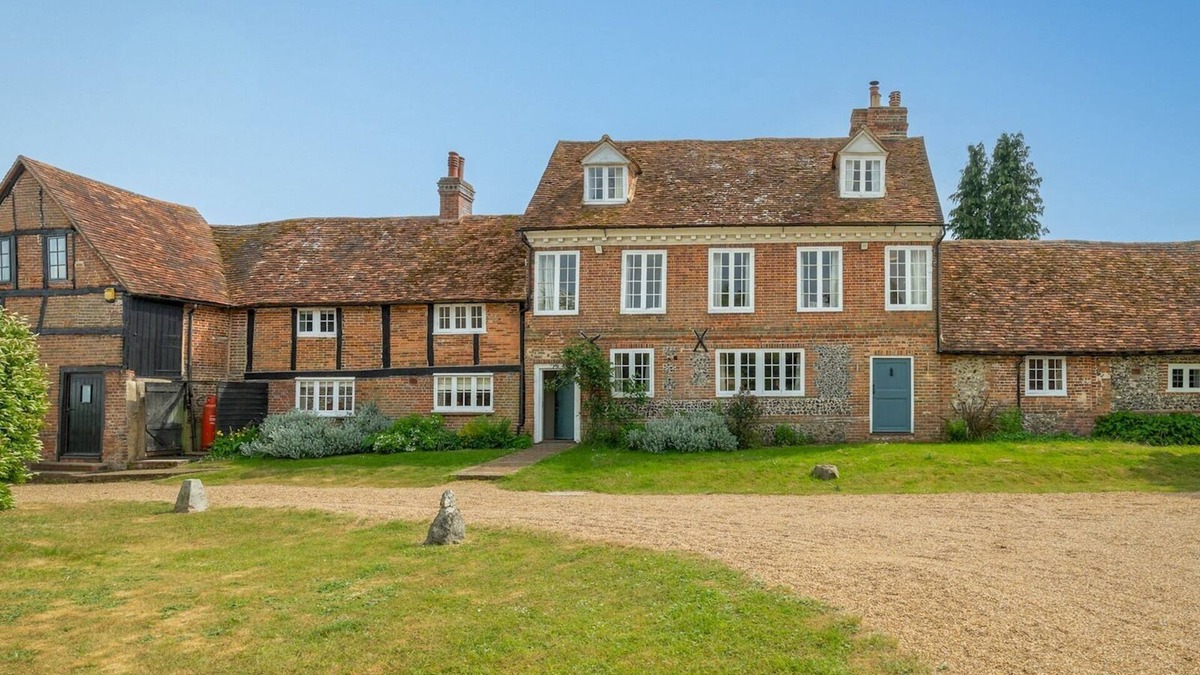 High Wycombe House | Pass the Keys | Chilterns Farm House - West Wycombe Park
