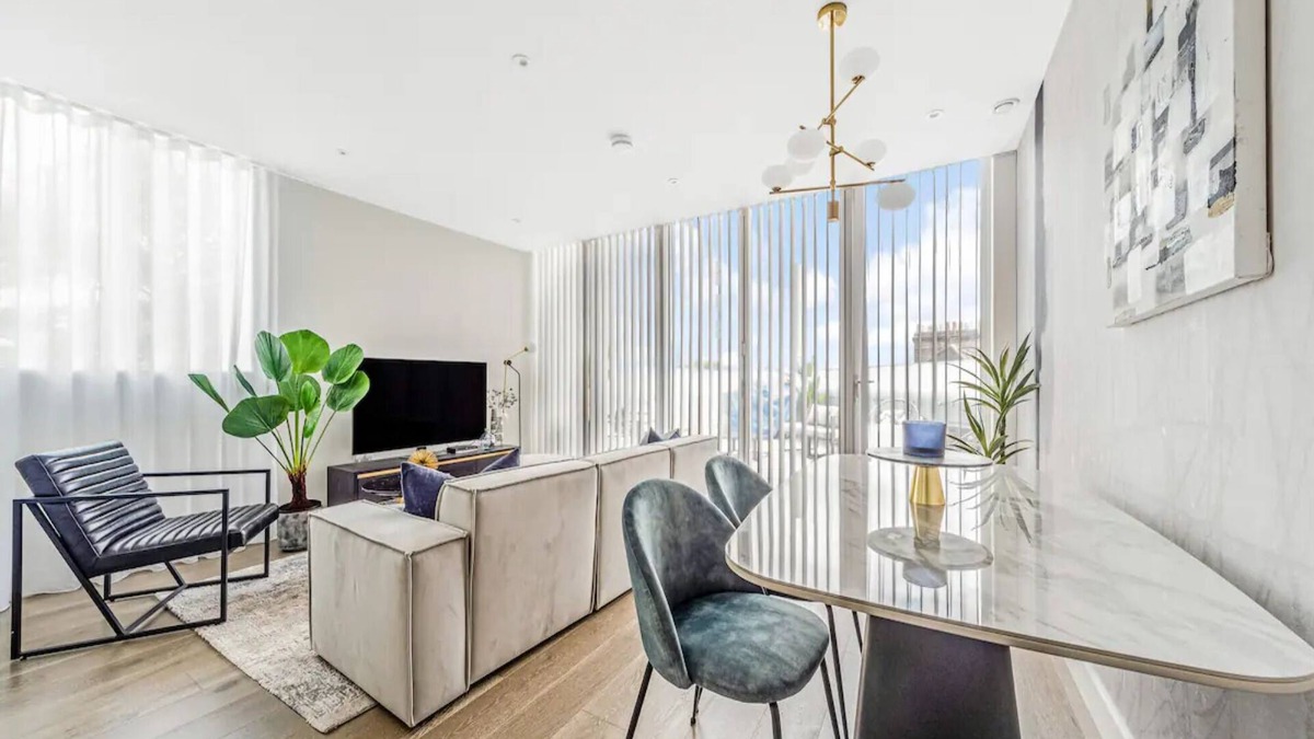 Munster Apartment | Pass the Keys | Contemporary Fulham Penthouse with Large Balcony