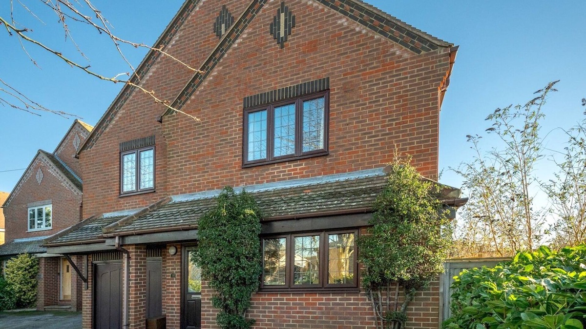 Shabbington House | Pass the Keys | Cosy & Rural Chilterns Hideaway