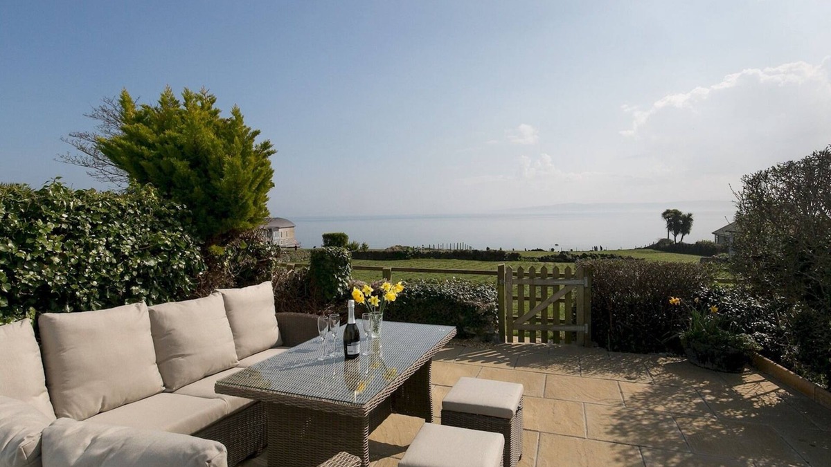 Moelfre House | Pass the Keys | Cozy 3 Bedroom Cottage with stunning Sea View