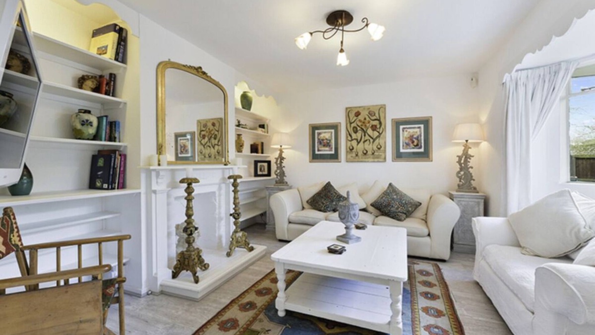 Esher House | Pass the Keys | Designer Cottage | w/Parking | Beautiful Esher