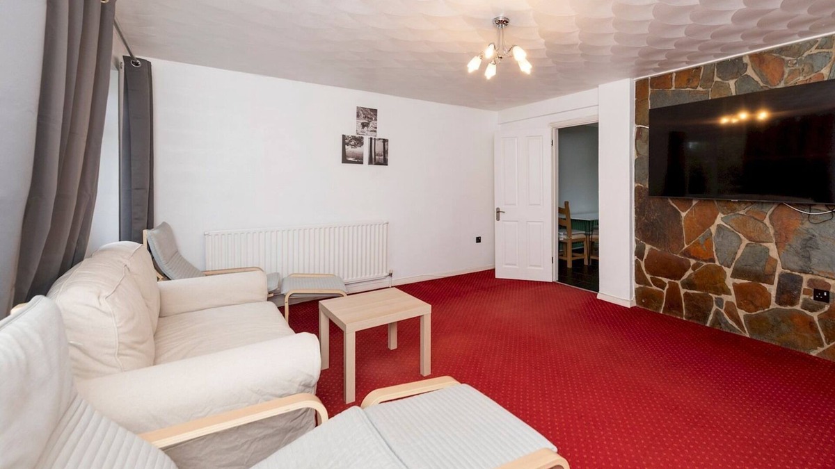 Earley House | Pass the Keys | Detached family home with garden and free parking