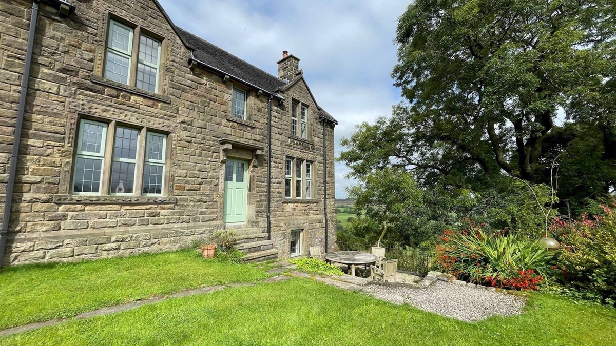 Longnor House | Pass the Keys | Idyllic Historical Country Retreat for 6 & Pets