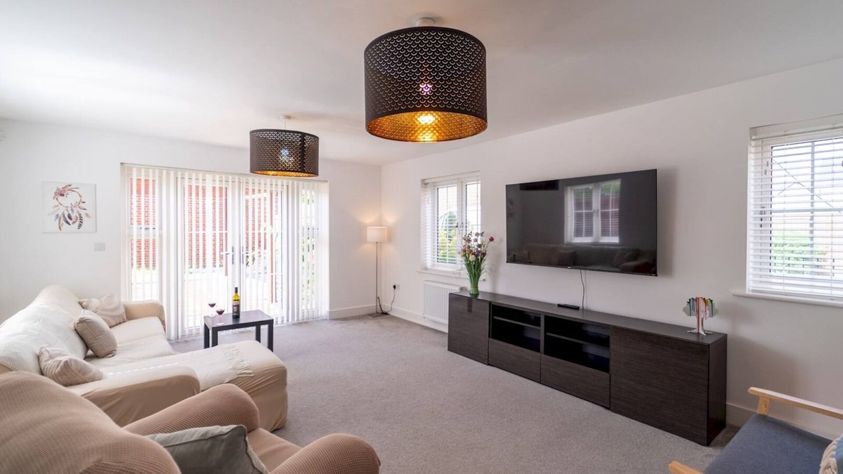 Bicester House | Pass The Keys Large Family Home 8+2 near Bicester Village
