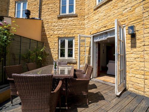 Cheltenham House | Pass the Keys Lovely 4 bedroom family home with garden parking