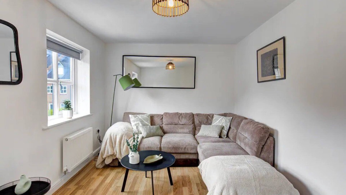 Wythenshawe House | Pass the Keys | Modern Townhouse With 3 Bathrooms