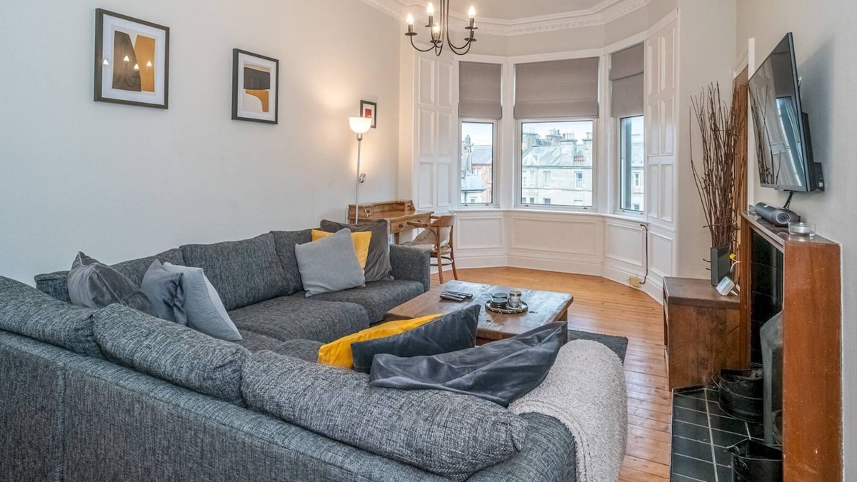 Morningside Apartment | Pass the Keys | Newly Decorated Spacious 2 Bedroom Flat in Chic Area