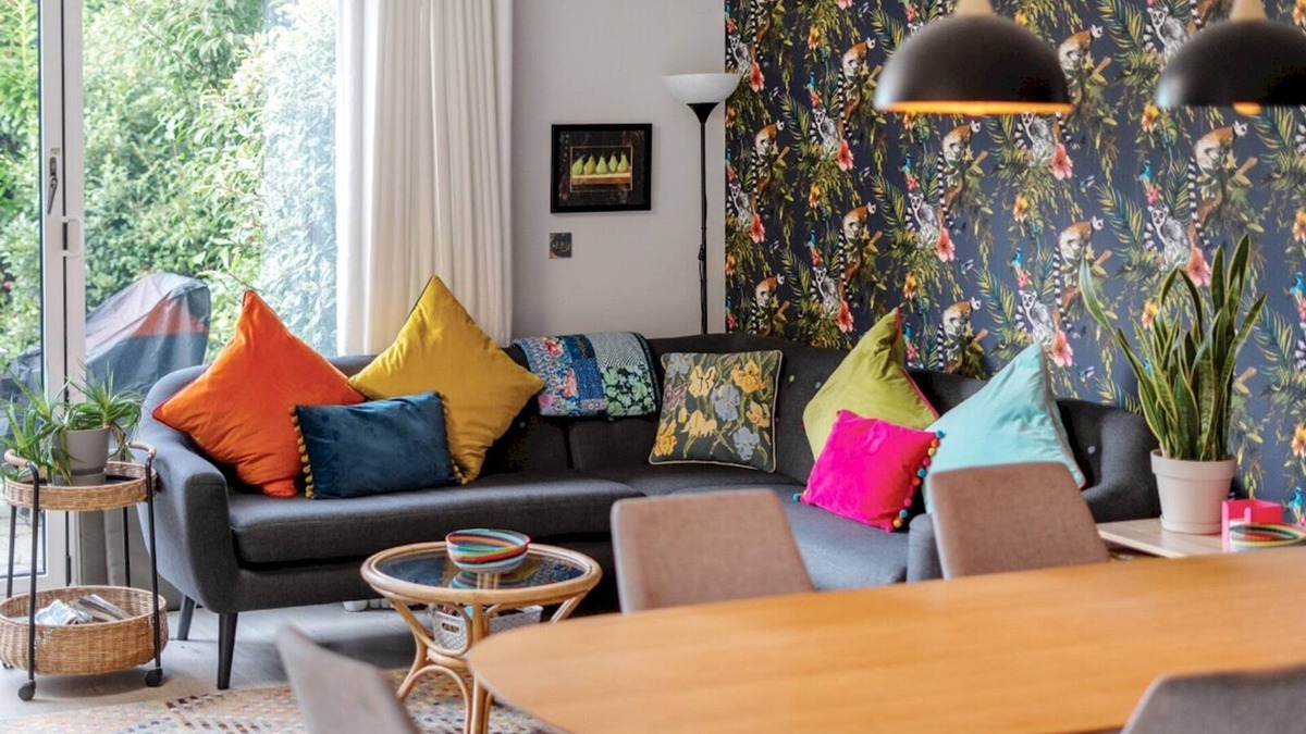 Leatherhead House | Pass the Keys Spacious Family Oasis | Explore with Ease!