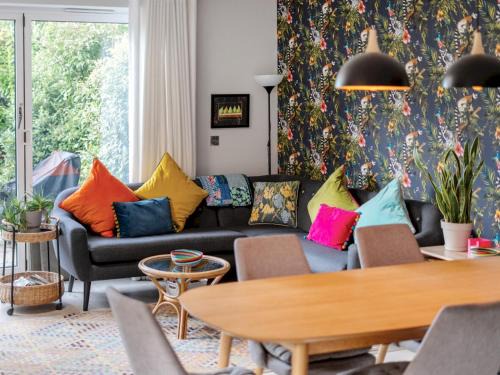 Leatherhead House | Pass the Keys Spacious Family Oasis Explore with Ease