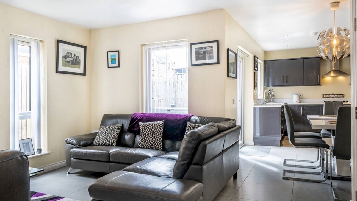Ormeau House | Pass the Keys | Spacious 3BR Home | Parking | Cafes & Restaurants