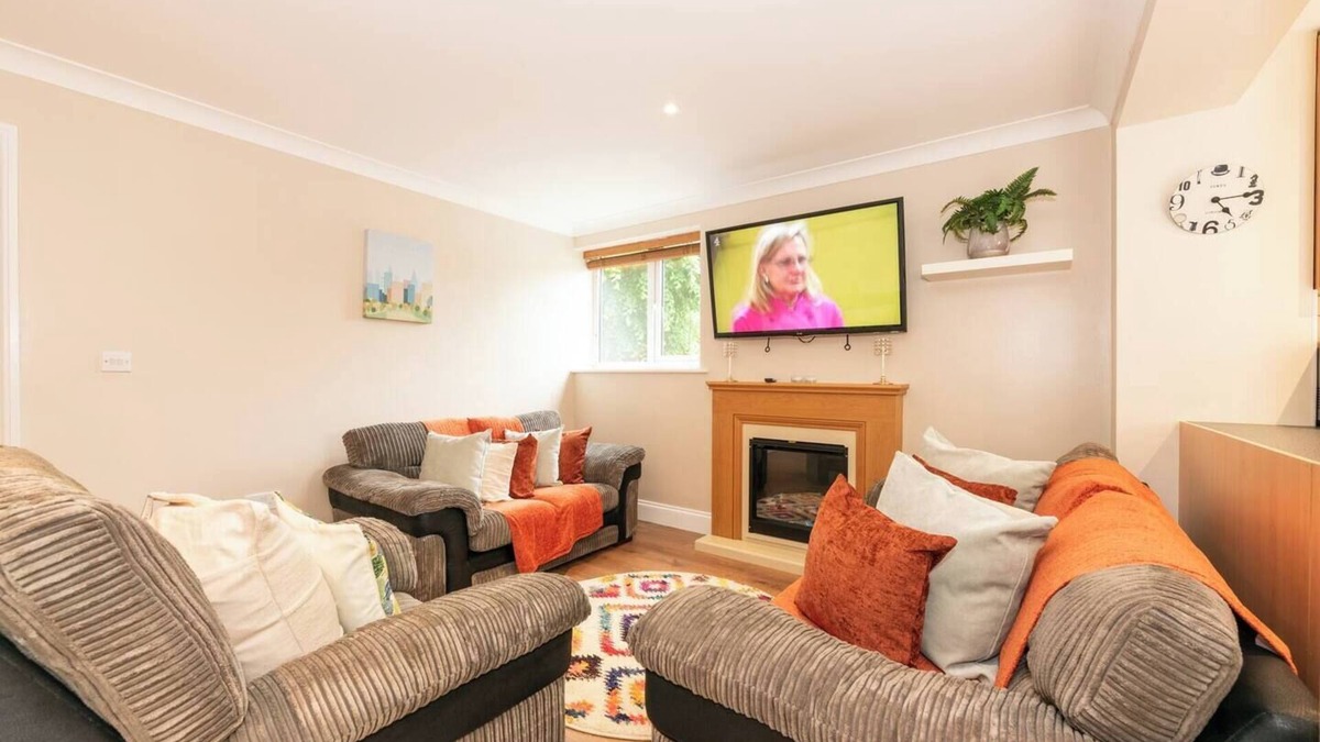Burnt Oak House | Pass the Keys | Spacious 3-bedroom Greater London + Free Parking