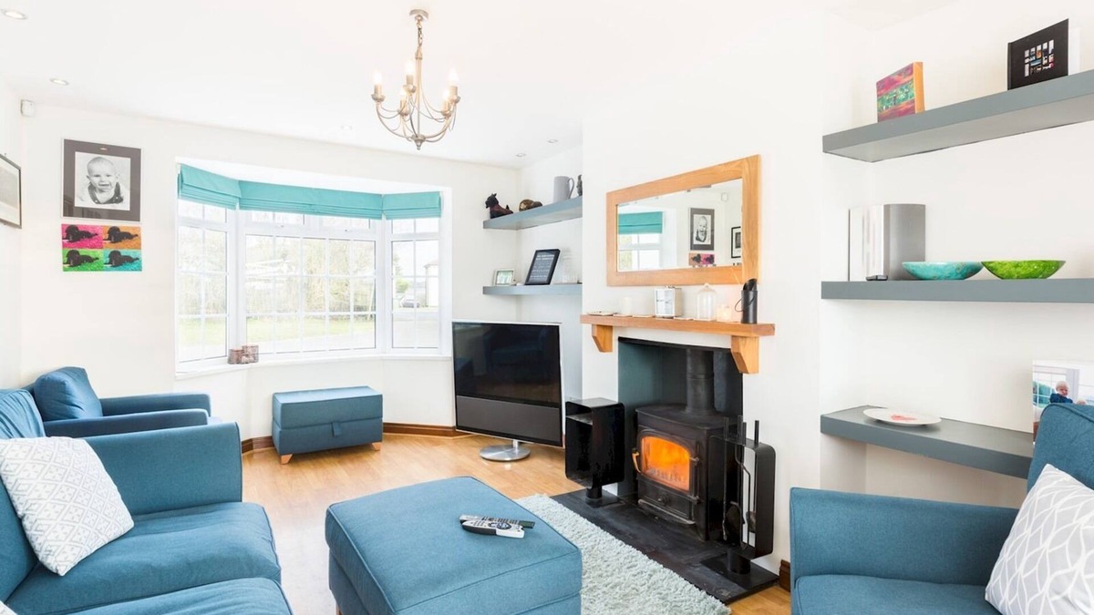 Wellesbourne House | Pass the Keys | SPACIOUS Modern 5 Bed, Sleeps up to 12 & Parking