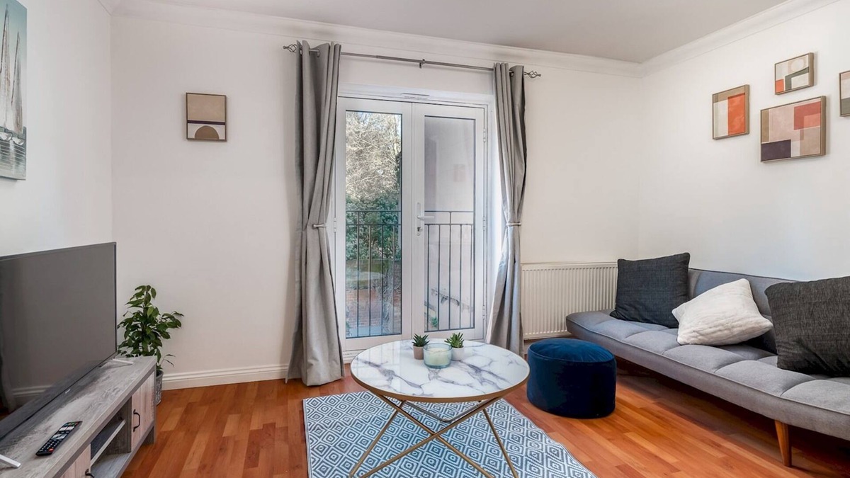 Rickmansworth Apartment | Pass the Keys | Stylish Cosy and Central 1 Bed Flat with Parking