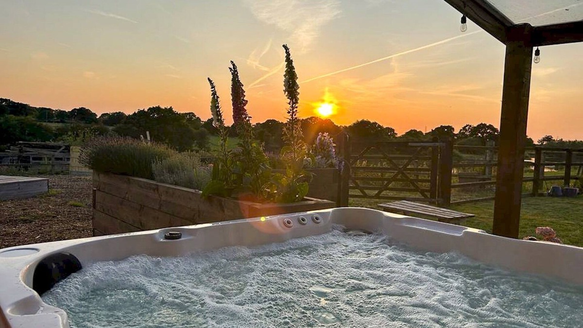 Warmingham House | Pass the Keys | Stunning Cheshire Barn with HotTub