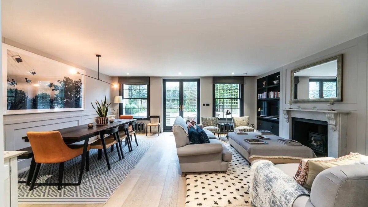 Askew House | Pass the Keys | Stylish Garden Home -10 min To Trains · Gorgeous Garden House|10 Min to Train