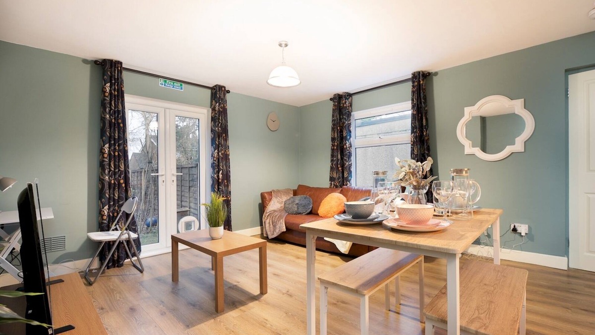 Woodcote Apartment | Pass the Keys | Stylish Flat with Free Parking