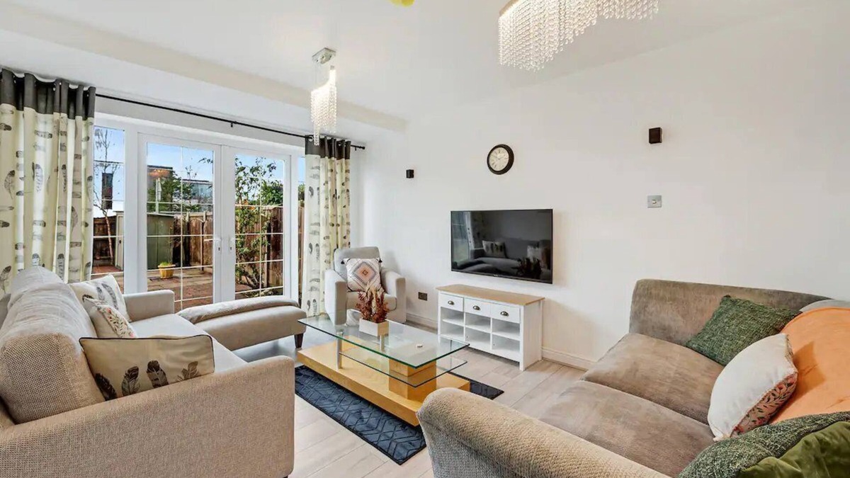 Wythenshawe House | Pass the Keys | Superb 3 bed | Close to Airport
