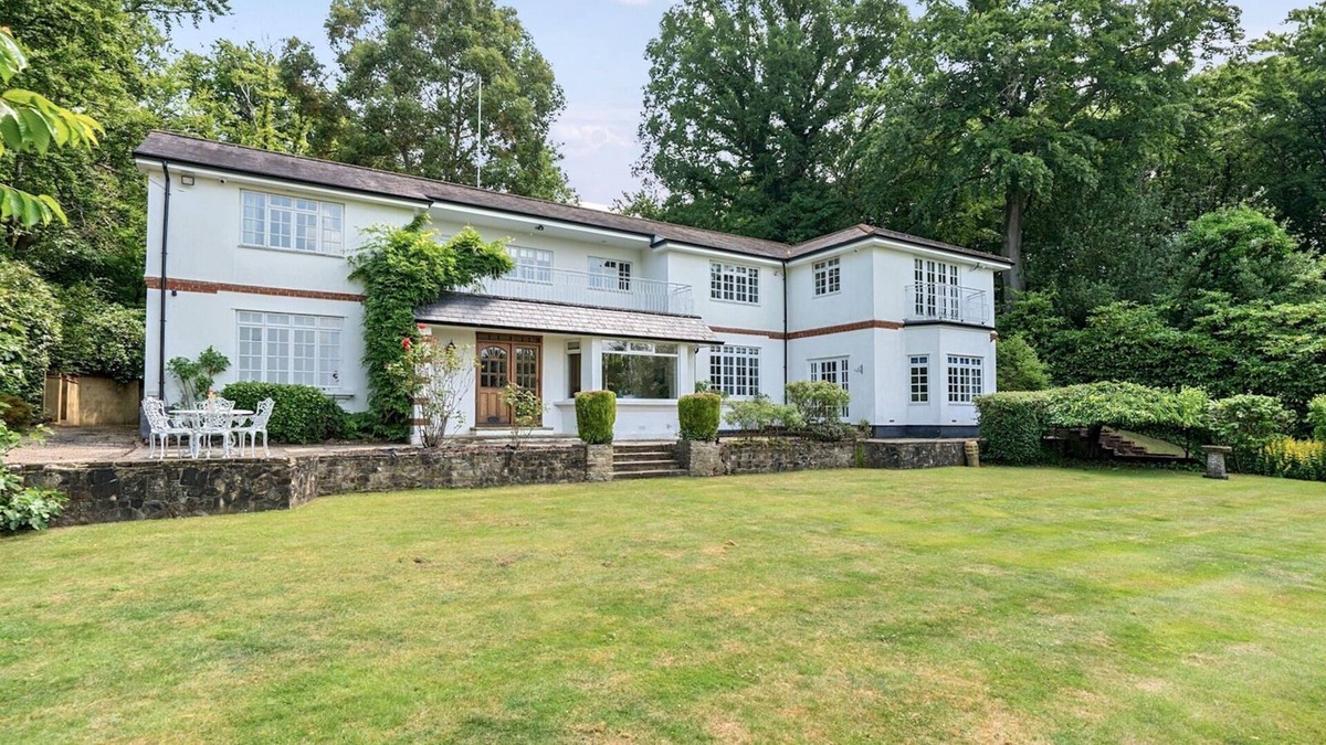 Runnymede House | Pass the Keys | Surrey Retreat – 5BR Hidden Gem