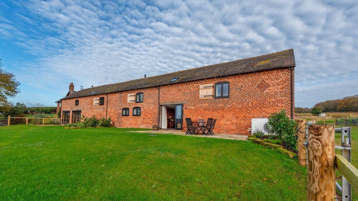 Sugnall House | Pass the Keys | The Drift House – Countryside Luxury & Comfort!