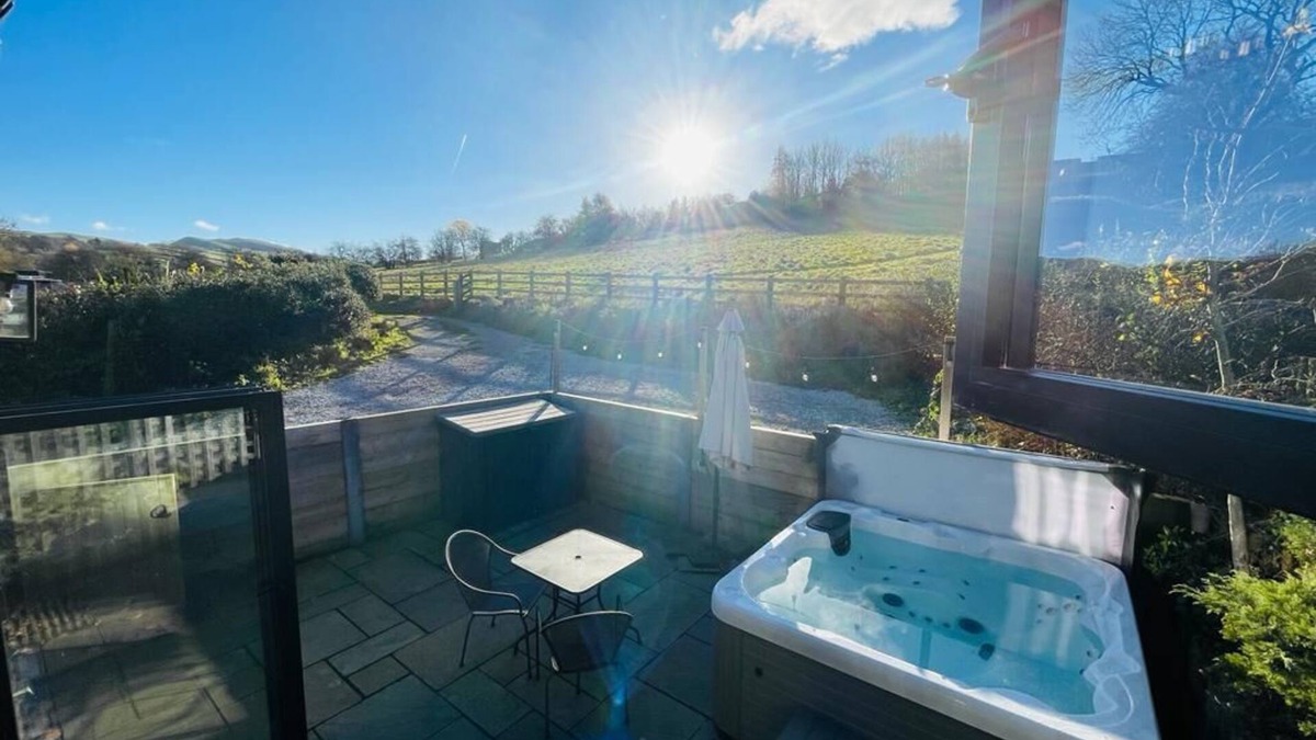Hayfield House | Pass the Keys | The Cosy Romantic and Elegant for 2 with Hot Tub