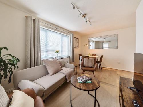 Cowley Apartment | Pass the Keys Trendy 2BR Apartment inc. Parking - Cowley Oxford