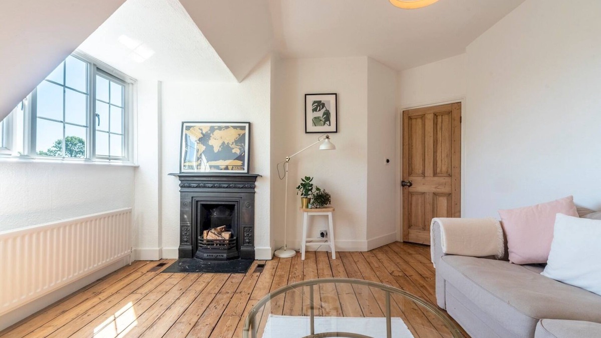 East Molesey Apartment | Pass the Keys | Victorian Flat A Stones Throw From Hampton Court