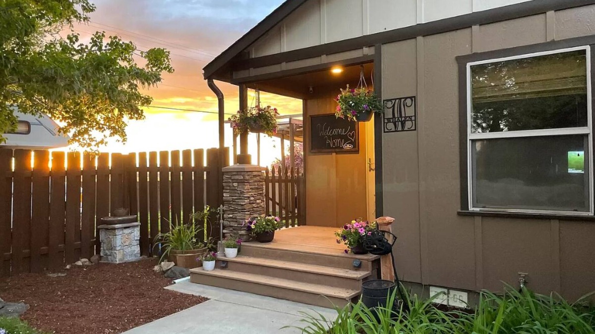 Terrebonne House | Pastoral home with mountain views for your recreational retreat.