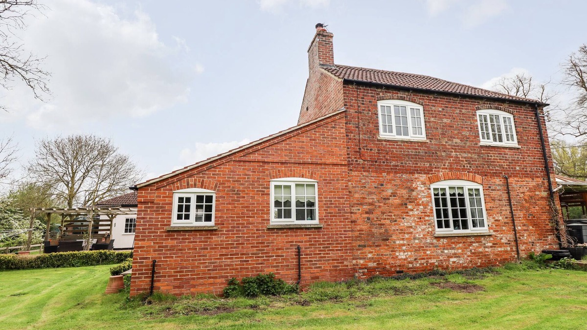Holton Le Clay Cottage | PAT'S COTTAGE, pet friendly, with open fire in Market Rasen
