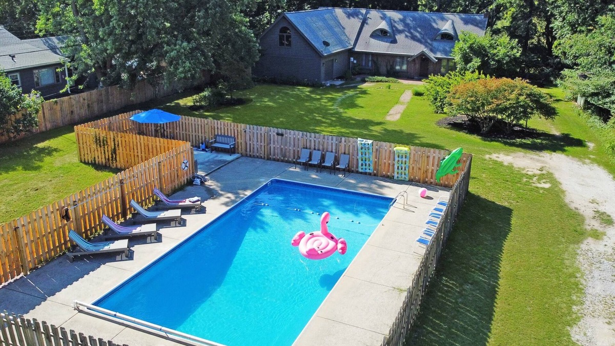Fair Plain House | 🌊 Pat's Pool House & Sauna – Your Ultimate Lakeside Playground
