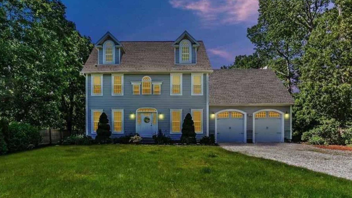 Westbrook Center House | Patchogue River Retreat, 8 minute walk to West Beach