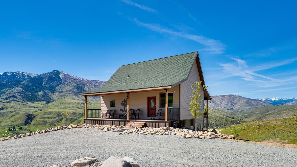 Pateros House | Pateros Home w/Deck, 7 Mi to Alta Lake Park!