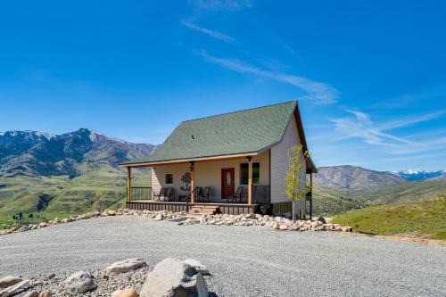 Pateros House | Pateros Home with Deck, 7 Mi to Alta Lake Park!