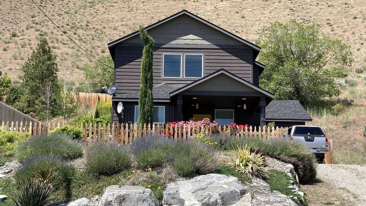 Pateros House | Pateros, WA "Getaway" 2BR 2BA Sleeps 6!