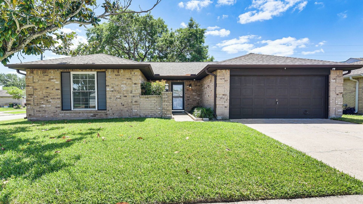 Pearland House | Patio, Fire Pit & Yard: Family Home in Pearland