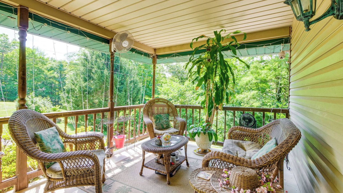 Fresno House | Patio & Nature Views: Fresno Getaway!