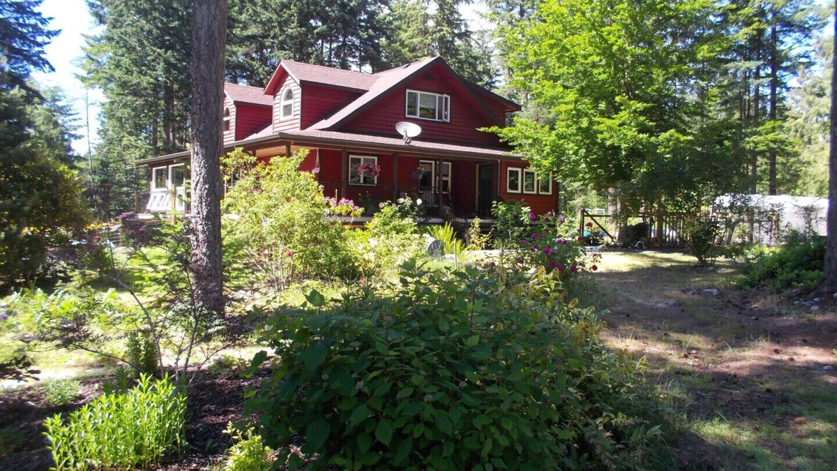 Quathiaski Cove House | Patio Suite at Kingfisher Pond Guesthouse