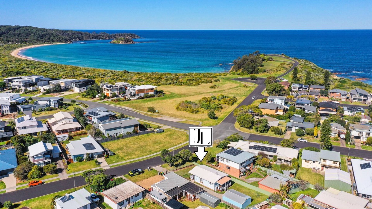 Tomakin House | Pat’s Place | Flat Walk to Barlings Beach, WiFi
