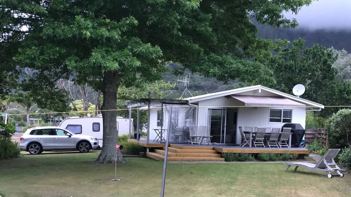Pauanui House | Pauanui Family Bach with sleepout. 7 min walk to beach & shops. Sleeps 7