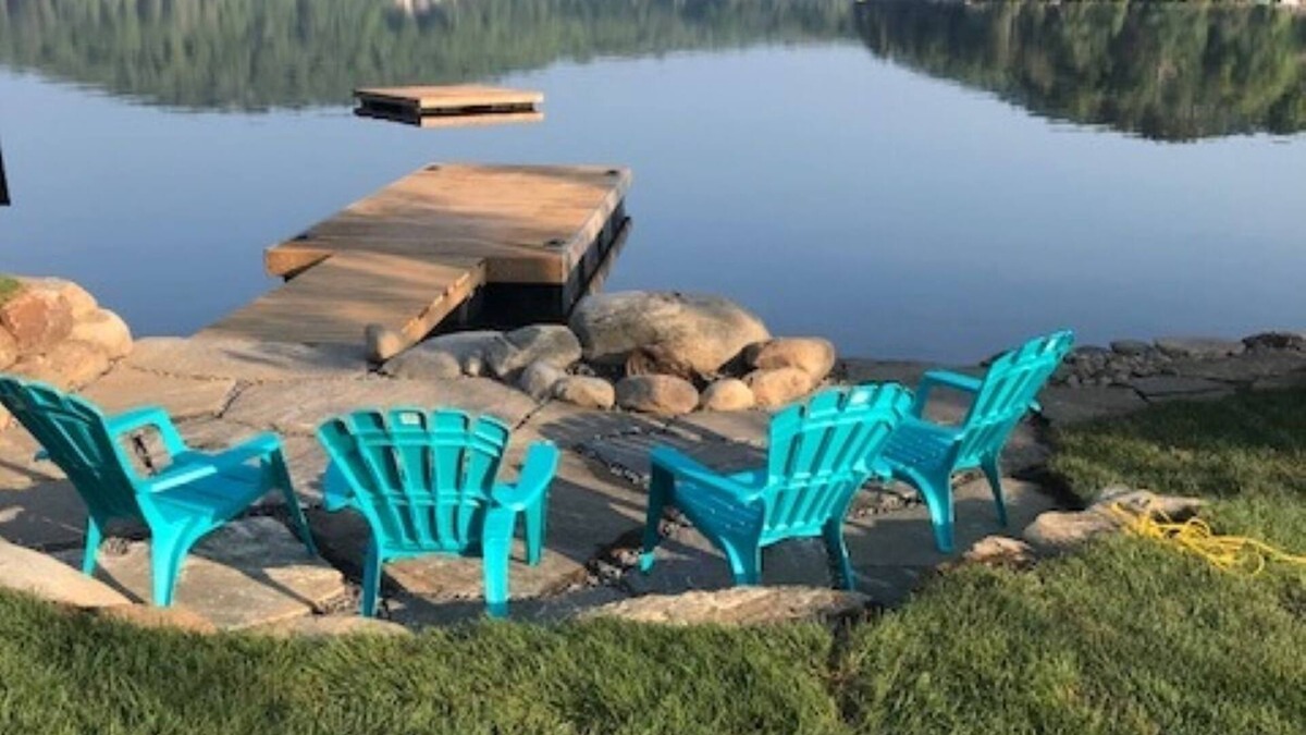 Faraday House | Paudash Lake 3 Bedroom, 4 Season Cottage w/Hottub