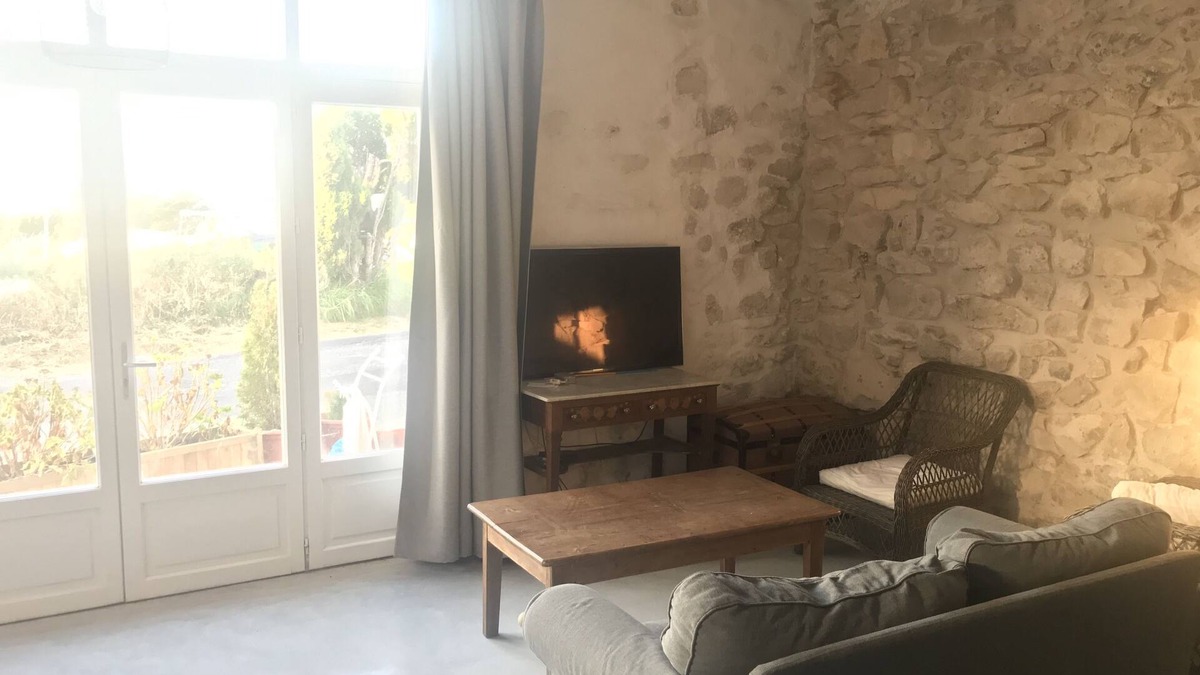 Bages Apartment | Pause by the pond