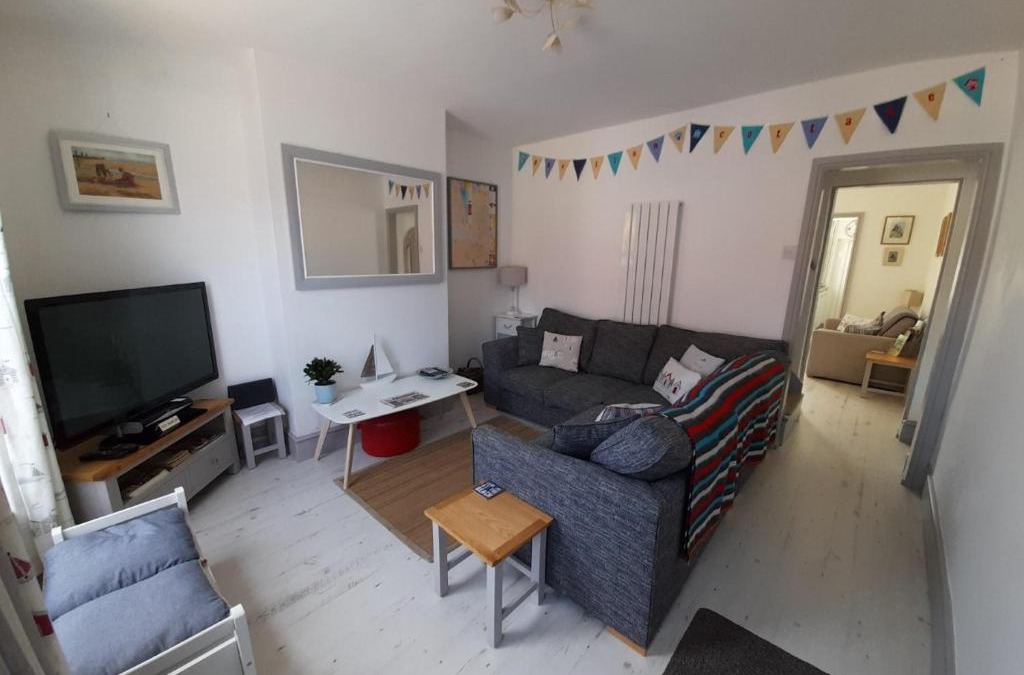Gorleston-on-Sea House | 'Pavilion Cottage' next to Gorleston beach with sea views - pet friendly!