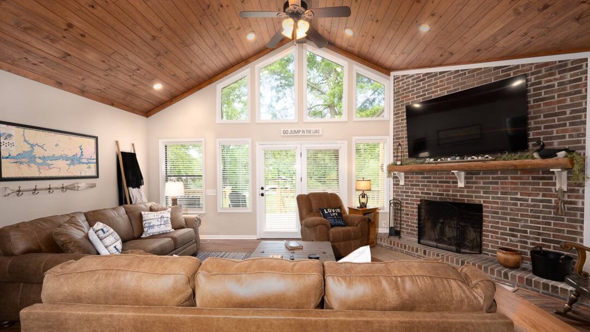 Grant Cabin | Paw Paw's Fish Tales Cabin on Lake Guntersville with 2 slip Boat Dock